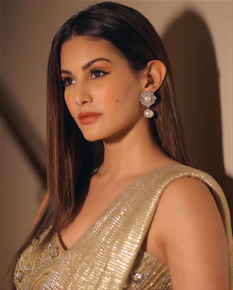 Amyra Dastur shimmers in a golden saree; says &#39;winging it - life, eyeliner, everything&#39;
