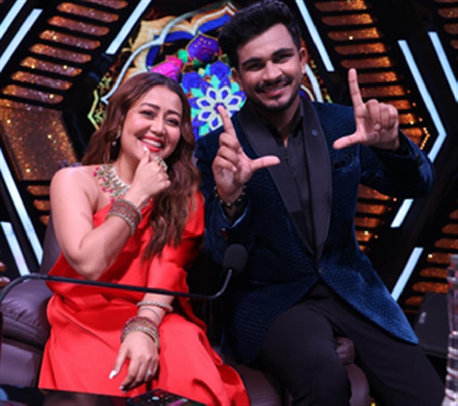 Neha Kakkar grooves with ‘Gulabi Sadi’ hitmaker Sanju Rathod on 'Superstar Singer 3'
