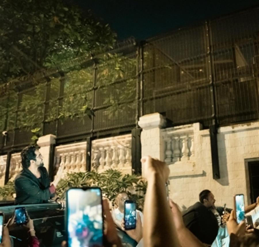 Ayushmann poses in front of SRK's Mannat; gets mobbed by fans