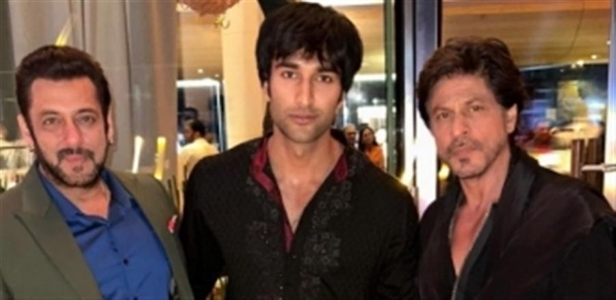 &#39;Pathaan&#39; SRK poses with &#39;Tiger&#39; Salman, Meezaan Jafri shares picture