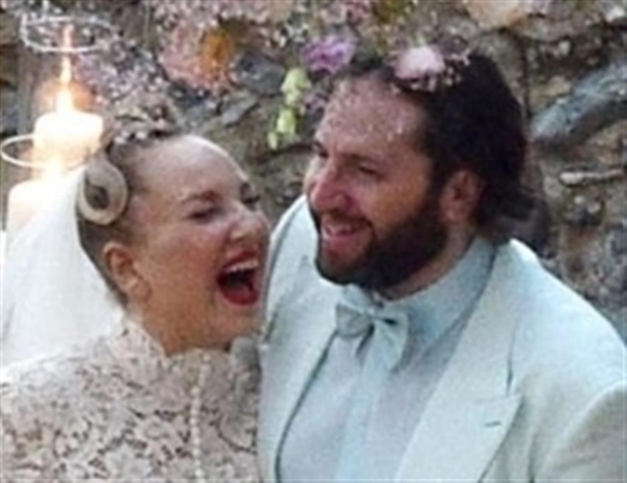 Singer Sia secretly gets married to boyfriend at luxury villa in Italy