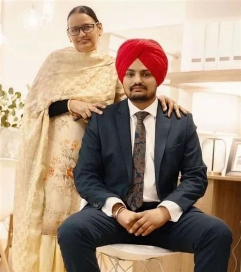 A memorable picture of Sidhu Moosewala with his mother